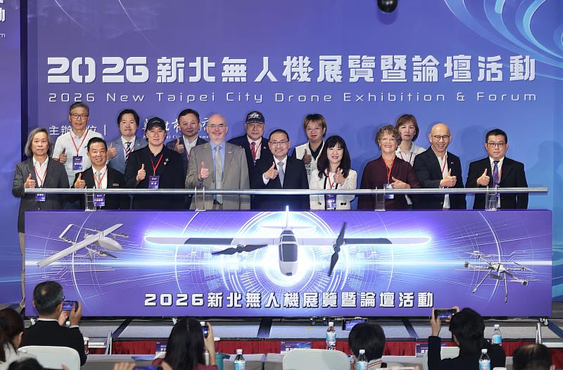 新北市政府9月30日舉辦「2026新北無人機展覽暨論壇活動」，淡江航太系蕭富元教授獲邀參加開幕典禮（右1）。（圖／淡江大學提供、主辦單位攝影）