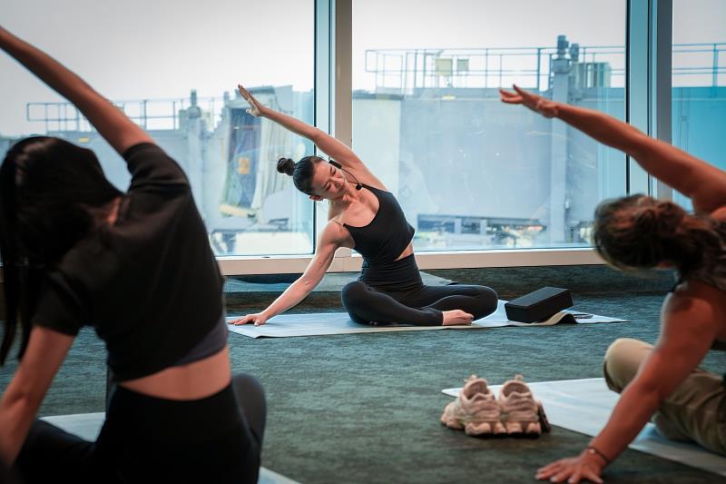 星宇航空特別攜手加拿大專業運動服飾品牌 lululemon,邀請品牌大使親臨現場,於候機室帶領旅客展開瑜伽體驗。