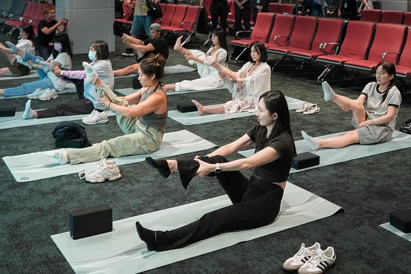 星宇航空特別攜手加拿大專業運動服飾品牌 lululemon,邀請品牌大使親臨現場,於候機室帶領旅客展開瑜伽體驗。
