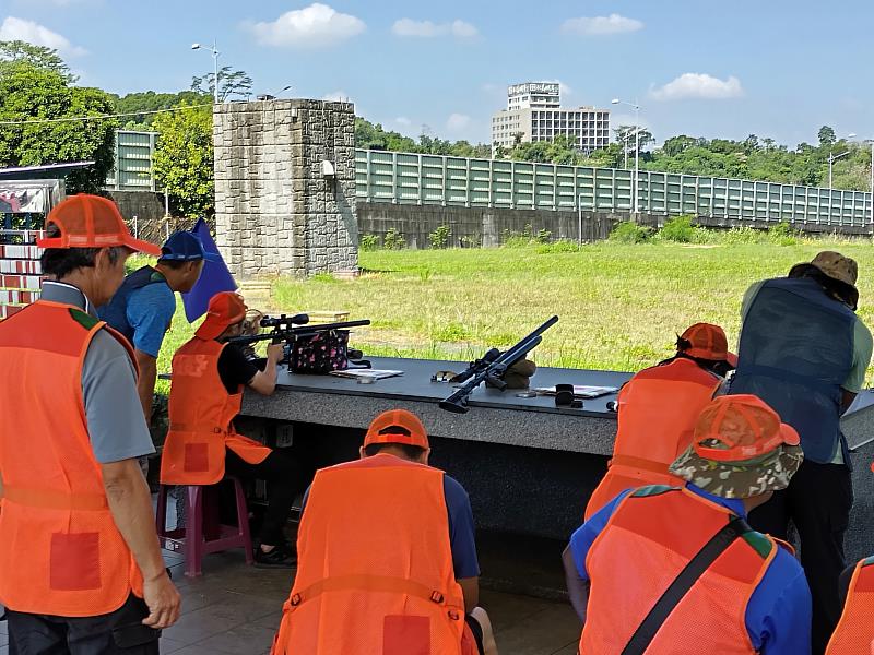 高動能空氣槍射擊演練。