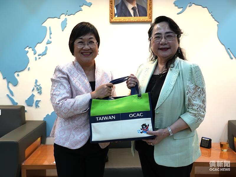 徐佳青代表僑委會致贈禮品，由温嵐珠代表接受。