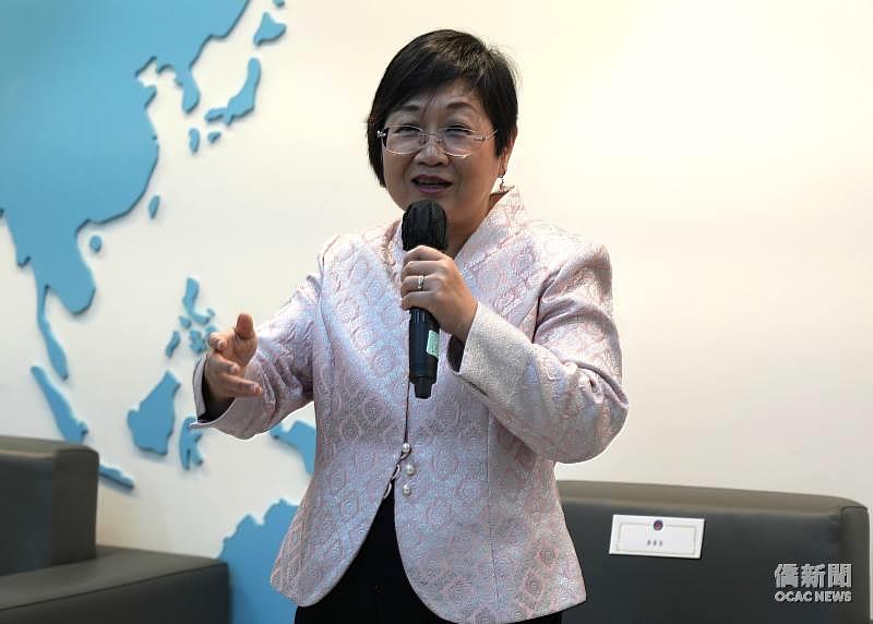 僑務委員會委員長徐佳青接見世界臺灣商會聯合總會（世總）第33屆團隊，強調預算刪減並未影響其服務僑界的熱心，期勉與僑臺商共同克服困局。