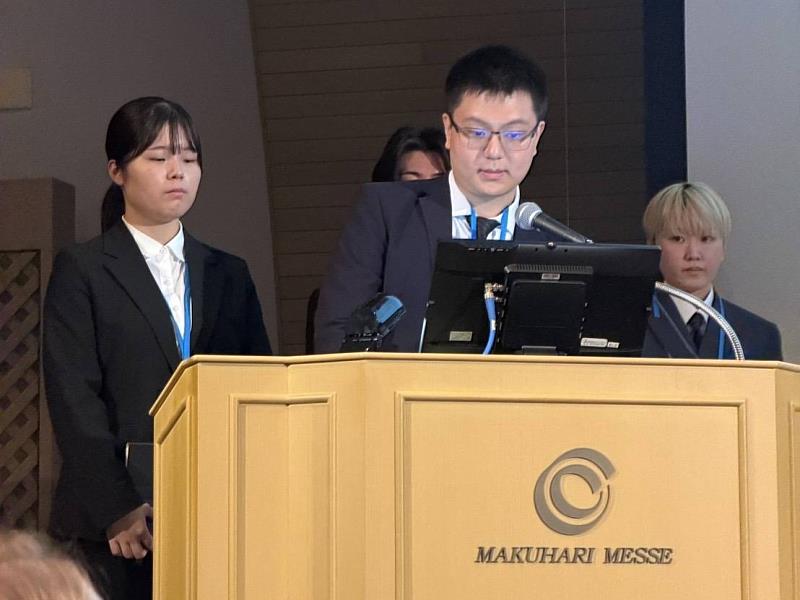 中山醫大醫技系學生鄭惟中代表台灣參與學生論壇,並為論壇總結報告者之一。