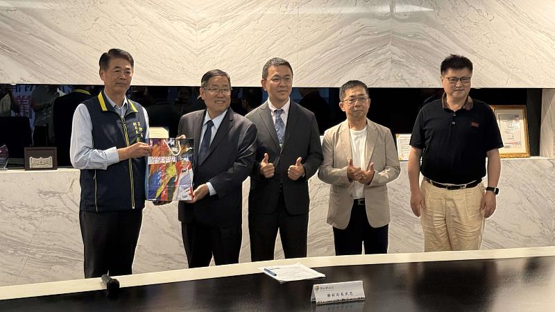 消防局致贈紀念品。