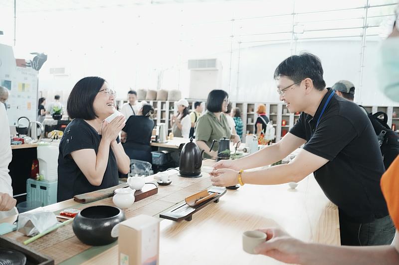 與有機農民面對面參與茶席體驗。
