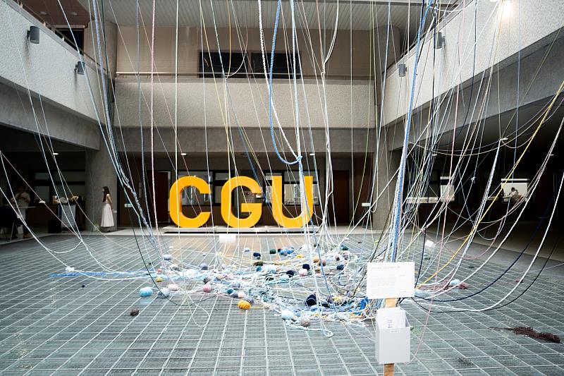 長庚大學管理大樓天井空間是本次展覽的主要場地,讓師生在校園移動的過程中自然走進展覽。