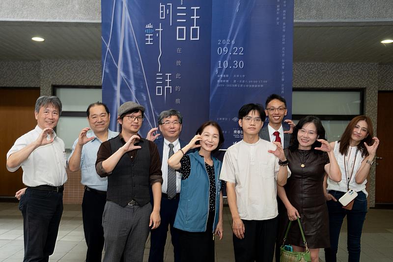 桃園市政府青年事務局涂淳惠副局長(圖中)與長庚大學師長、策展團隊共同為展覽揭幕。