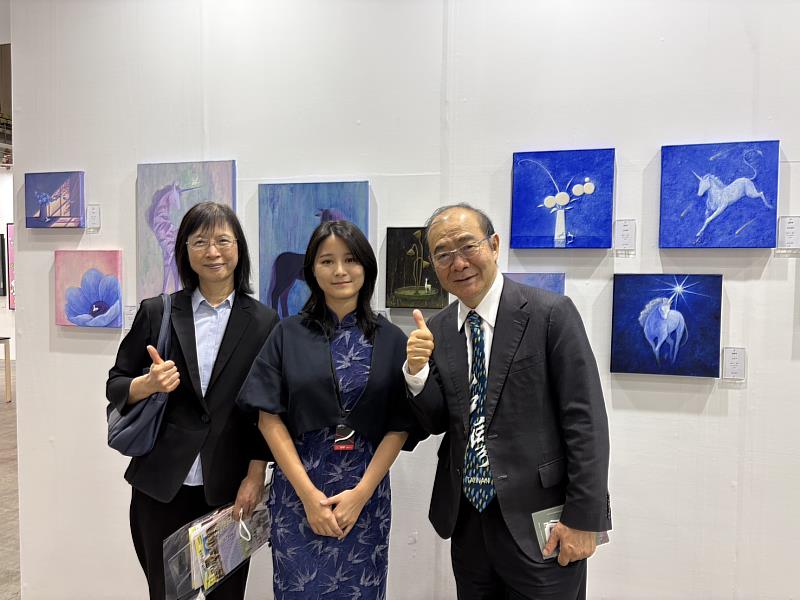 陳處長夫婦與青年藝術家(中)合影。