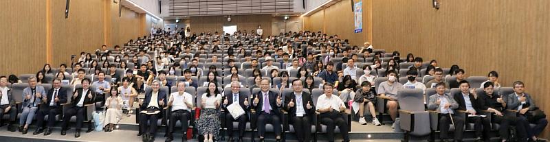 中國醫藥大學江安世校長、鄭隆賓執行長與考試院前院長黃榮村講座教授等校院主管及師生會場合影。
