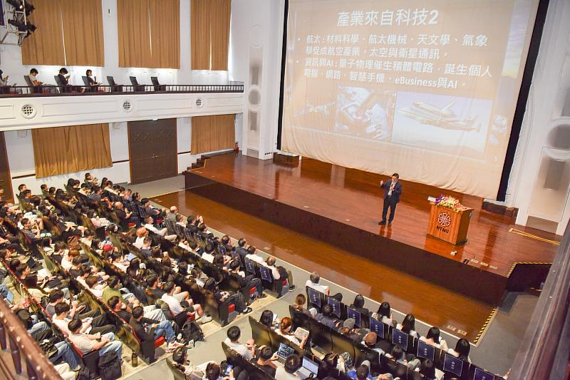 國立臺灣師範大學9月30日舉辦通識教育講座，邀請和碩聯合科技童子賢董事長以「產業發展與世界局勢」為題，帶領同學以產業發展的角度認識局勢。