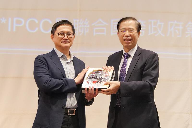 宋曜廷校長頒發學校禮物予童子賢董事長。