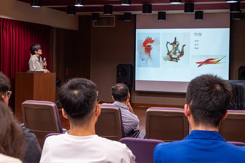 侯彥廷老師於藝術家講座分享作畫理念。