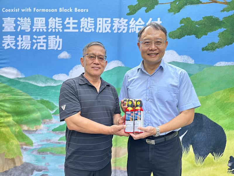 臺中分署張弘毅分署長致贈防熊噴霧給黑熊巡守隊員。