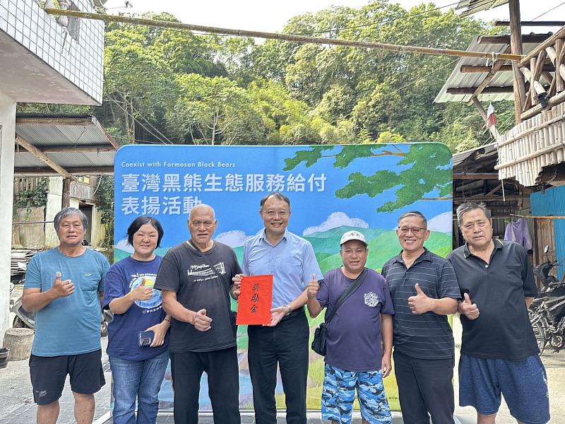 今年首度加入計畫的麻必浩部落發展協會,於8月即成功拍到黑熊現蹤,由臺中分署張弘毅分署長頒發黑熊生態服務給付獎勵金。
