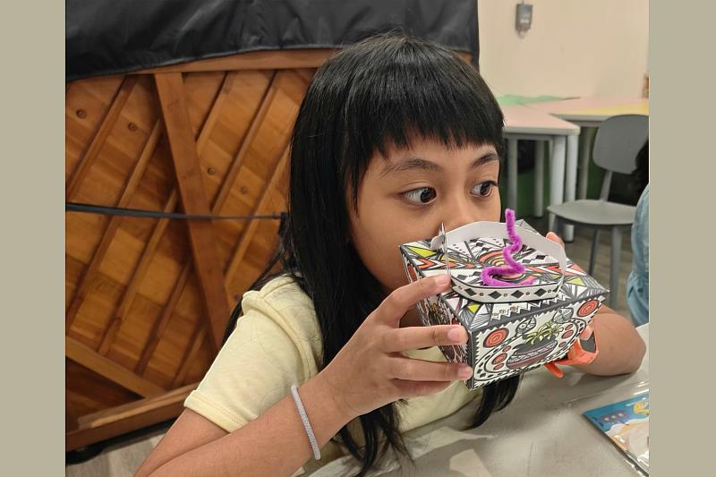 多納國小學童專注操作結合部落文化圖騰與聲波控制原理的創能作品（聽聲起舞：陶壺上的百步蛇）。