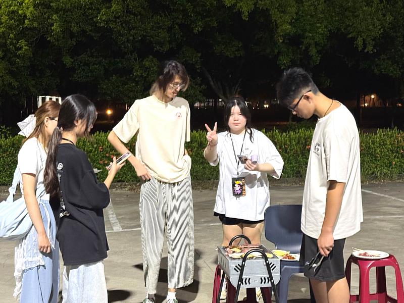 大一及大二學生一起烤肉聊天。
