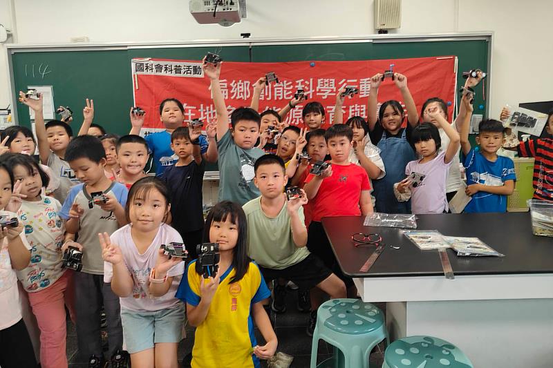 9月29日走進高雄市壽齡國小，透過創能科學實作，引導學童從動手體驗中探索能源與科學原理。