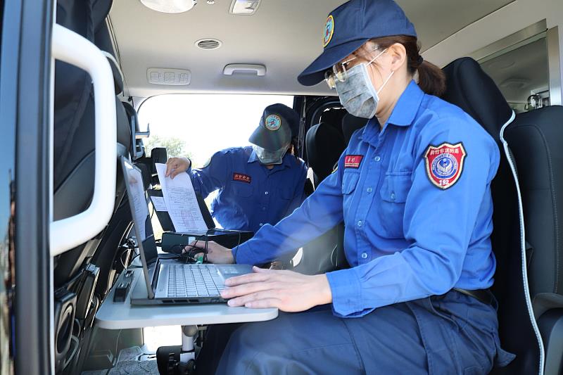 火場勘察車結合行動辦公室及行動實驗室功能。