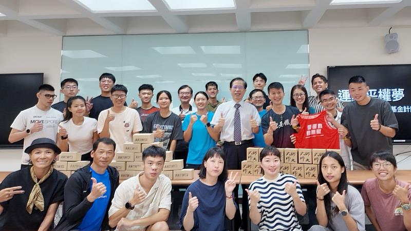 台灣適應身體活動學會(TSAPA)承辦、臺師大特教系姜義村教授領軍的「運動平權夢」計畫,將於10月2日啟程前往美國夏威夷,展開18天國際學習,校長和團員在10月1日行前工作坊合影。