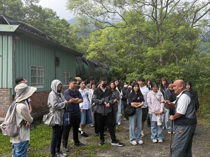 傅老師帶領東華大學觀遊系師生認識青陽農園的生態環境與場域特色。