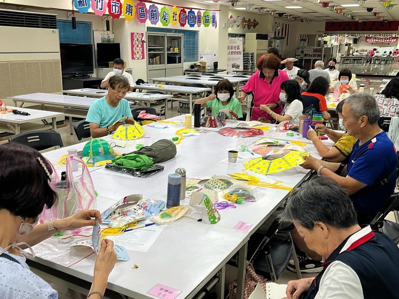 利用回收飲料杯製作環保遮陽帽。