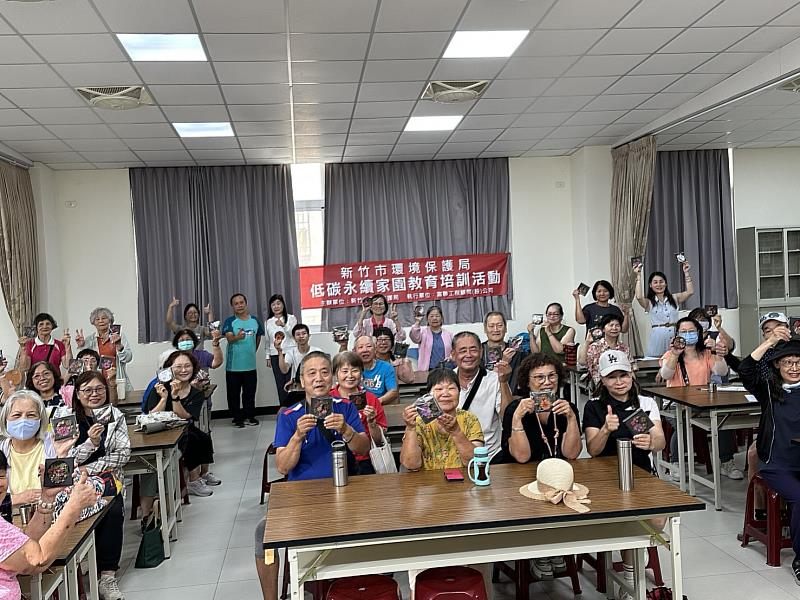 苦茶籽殼變身記講師與學員大合影。