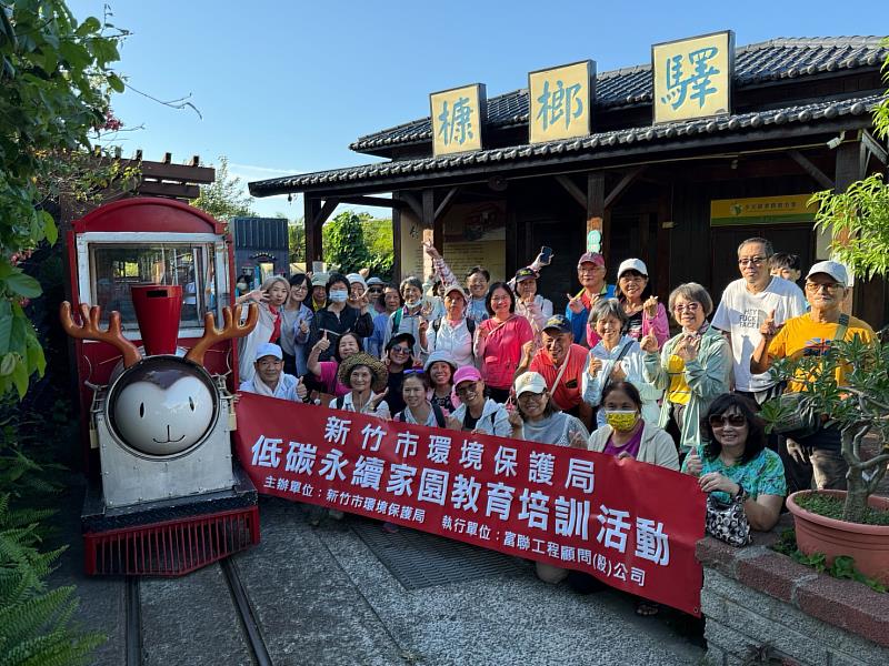 搭乘槺榔驛站小火車體驗低碳運輸。