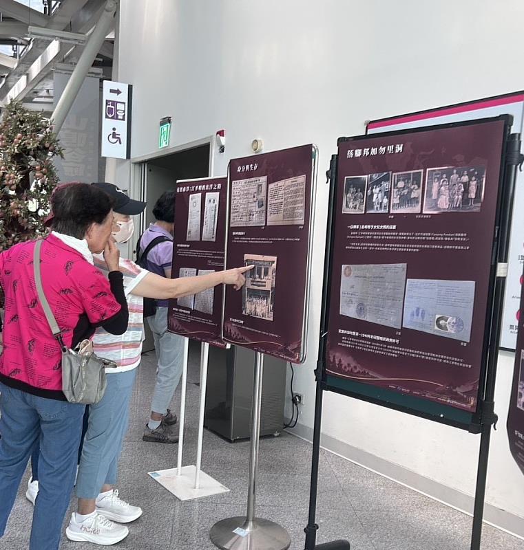 現場展示移居印尼之家族珍貴歷史影像。