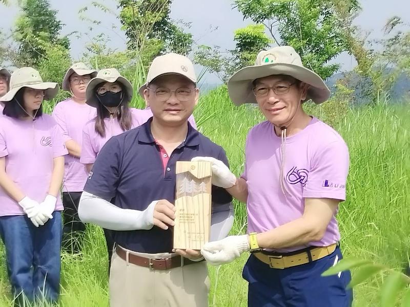 林業保育署嘉義分署分署長李定忠（前排左）致贈感謝牌予利晉工程總經理郭敏川（前排右），感謝企業對森林復育的支持。