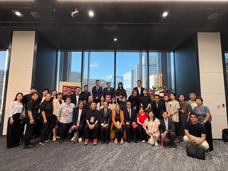 陳總領事銘俊與台日藝術家合影。