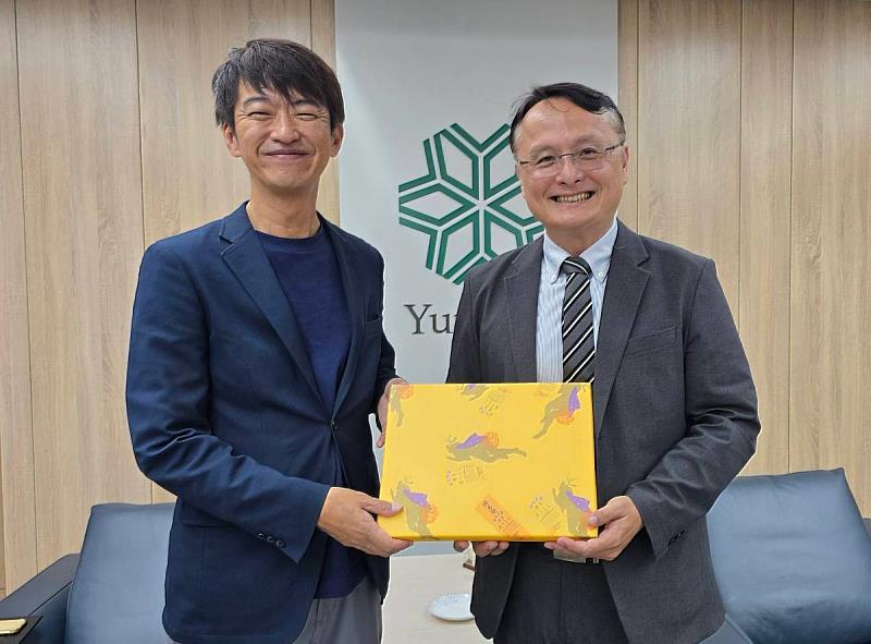 麻生專門學校門司副校長贈送紀念品。