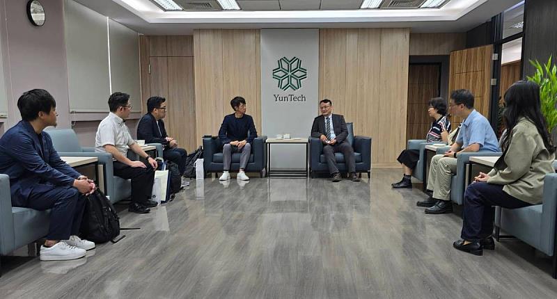 校長與日本貴賓交流。