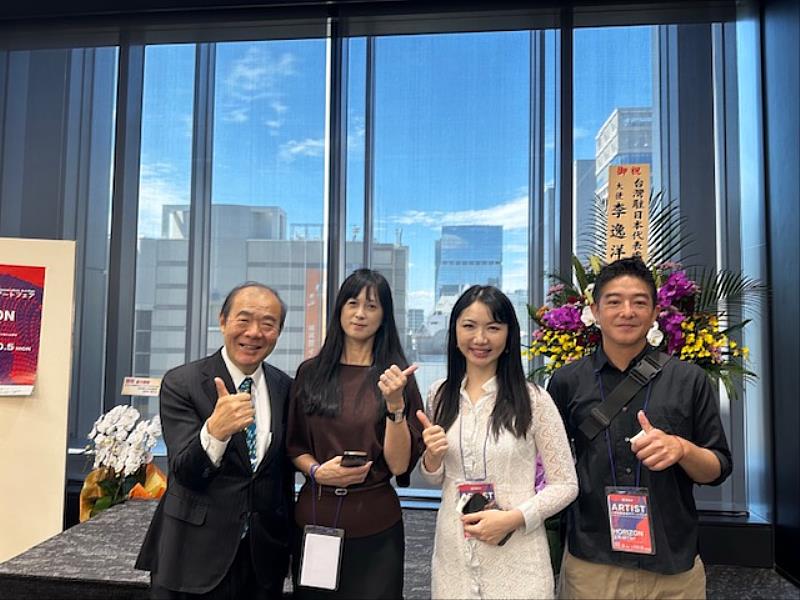 陳總領事銘俊（左）與藝術家合影。