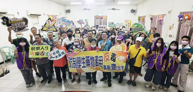 嘉藥反毒宣導團隊走進高雄榮民之家宣導反毒意識及毒品危害。