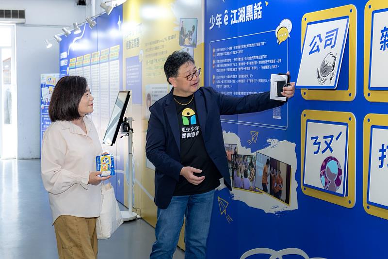 張榮發基金會執行長鍾德美出席年度特展開幕記者會，由更生少年關懷協會秘書長江元凱現場導覽並介紹展覽內容。