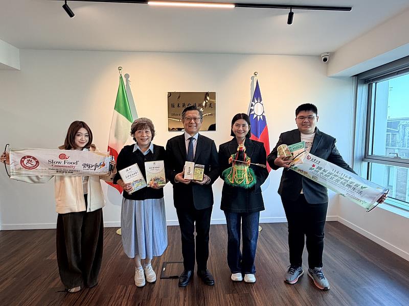 南華大學葉月嬌副校長率團拜會駐米蘭台北辦事處林讚南處長,就台灣小農產品及國際行銷進行交流。