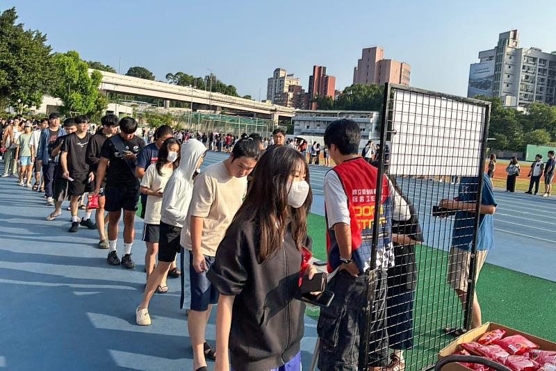宿委於第一線引導服務住宿生進行防災演練。