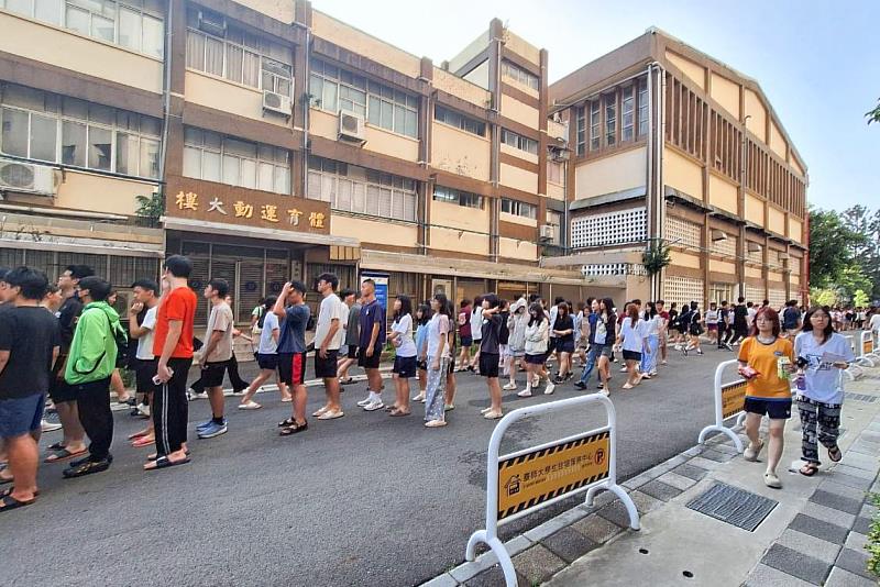 住宿生往司令台方向疏散。