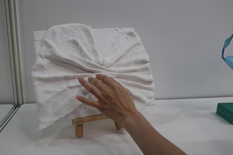 伊甸非視覺美學創作展溫暖開幕,邀請民眾用心、用手、用眼睛來欣賞。
