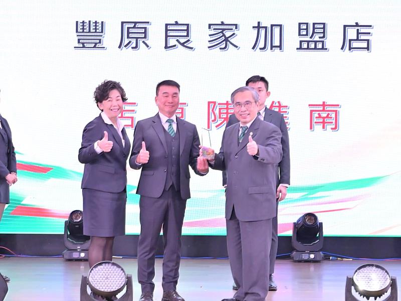 有巢氏房屋陳進南店東總是樂於助人,曾在餐廳幫一位長者急救,獲得永慶加盟總部表揚。圖片來源:永慶房產集團