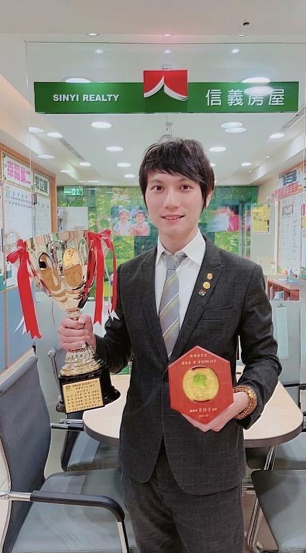 信義房屋復興南京店專案執行經理連晏辰從資訊科系跨行做房仲10多年，如今已連續4年成為千萬經紀人。