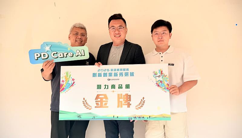 亞大資訊長林俊淵(左)、產學長王昭能(中)與團隊成員合影,展現AI智慧醫療研發成果。
