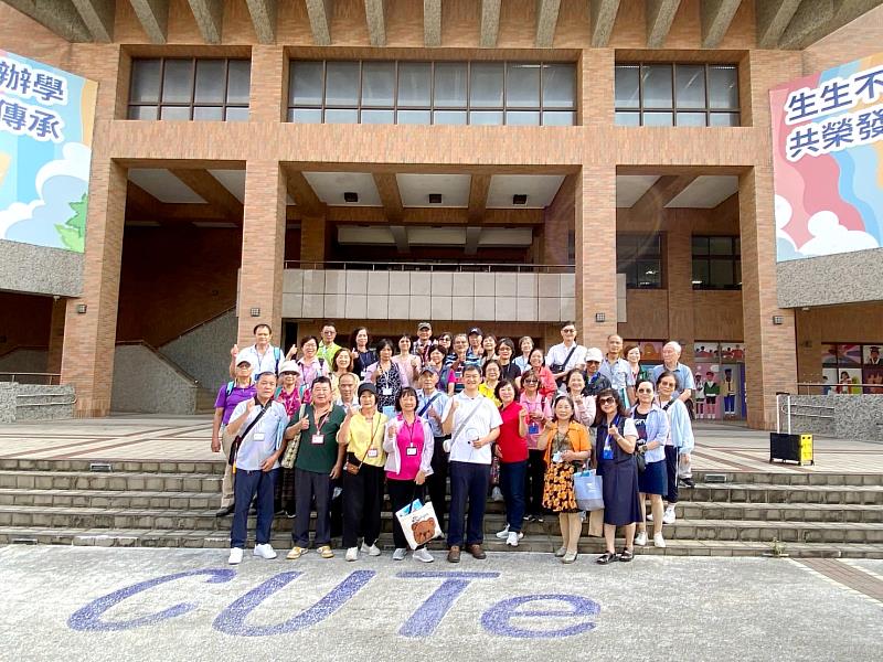 第一堂課校園導覽開啟第17屆樂齡大學學習之旅。(照片/校方提供)