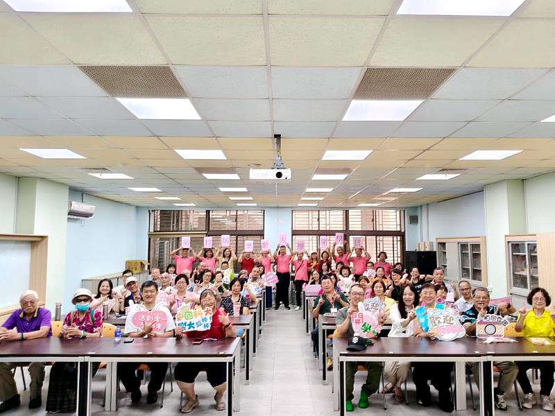 中國科大第17屆樂齡大學全體學員合影。(照片/校方提供)