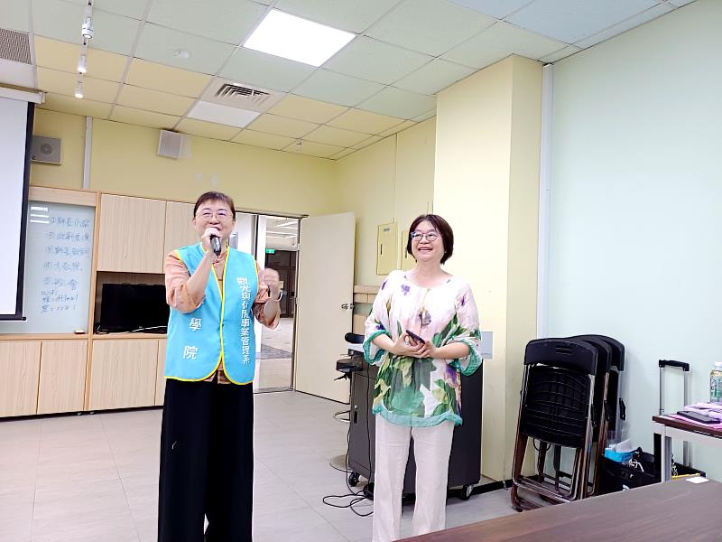 觀管系班導師游麗鳳老師(左1)與陳瑜如老師一同祝福樂大新生學習愉快。(照片/校方提供)