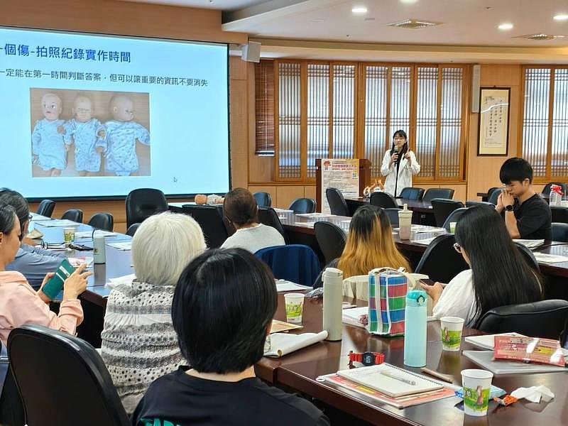 花蓮慈濟醫院兒童暨青少年健康保護中心開設「兒虐驗傷實務工作坊」,邀集東部醫療、社政及偏鄉社區專業人員共同參與,從醫療驗傷到社政及個案服務,強化兒少保護第一線的實務能力。主講者為兒保中心副主任楊筱惠醫師。