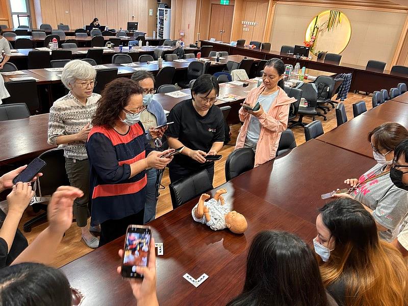 來自東部的第一線醫療及社工、社政人員,在工作坊中以假娃娃練習各種傷勢的拍照與辨識技巧,希望能用專業能力,守護偏鄉的兒童與青少年健康與安全。