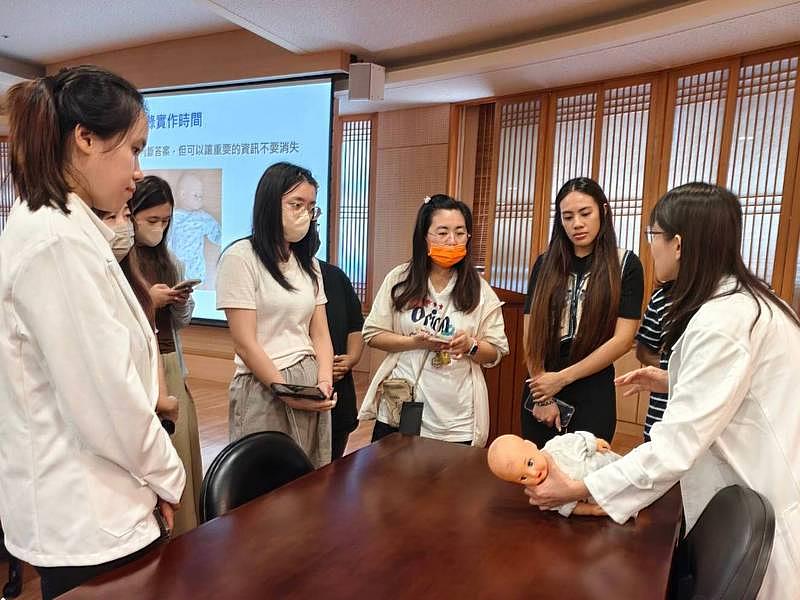 身為兒童外科主任,花蓮慈院兒保中心副主任楊筱惠醫師與第一線專業人員分享兒虐傷勢辨識、驗傷流程及拍照技巧,以及如何就傷勢專業評估。