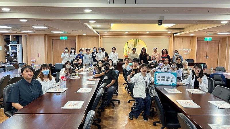 東部醫療、社政及偏鄉社區專業人員共同參與「兒虐驗傷實務工作坊」，由花蓮慈院兒保中心副主任楊筱惠醫師（前排右1）與廖夏慧社工師（前排右2）主持，期待結合力量與專業，共同守護東部偏鄉的兒童及青少年。