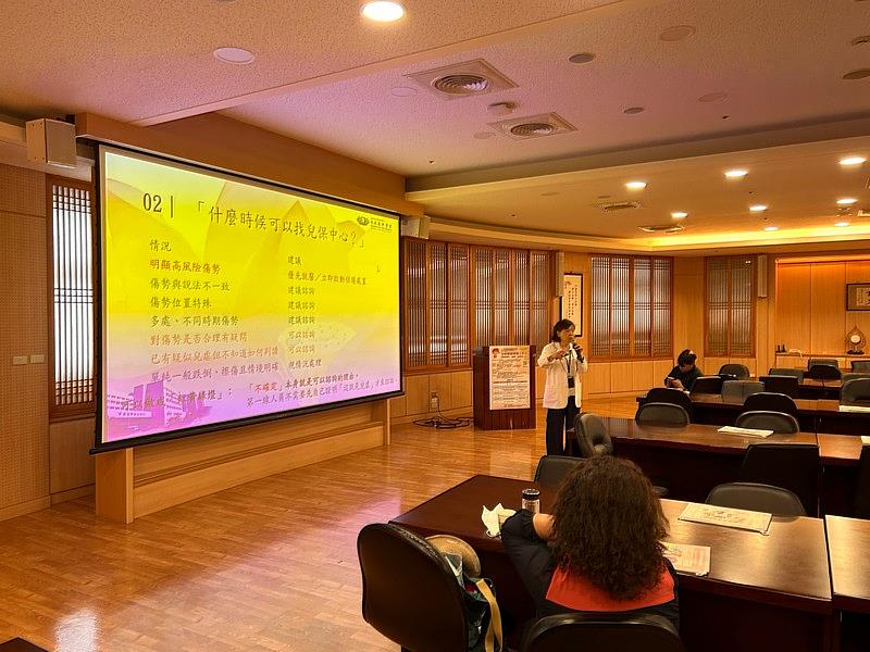 花蓮慈院兒保中心副主任廖夏慧社工師分享花蓮慈院兒保中心可以提供的各種協助,並以「兒虐傷勢辨識諮詢的實務運用」,將醫療端的傷勢辨識概念轉化為第一線工作人員可以實際運用的工具。
